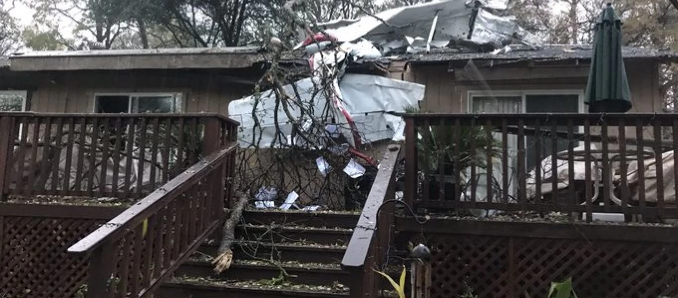 Μονοκινητήριο αεροπλάνο συνετρίβη σε σπίτι στην Καλιφόρνια